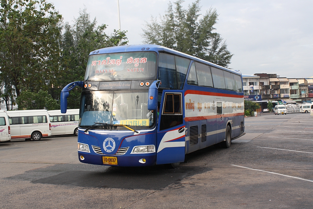 Bus Nr. 494-7, eingesetzt auf der Strecke Hat Yai-Satun am 13.Jnner 2012 im Busterminal von Hat Yai.

