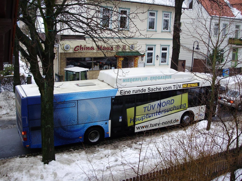 bus der wvb wernigerder-verkehr-betriebe
schwer ein zuordnen was das fr eine busmarke
es handelt zufllig aufgenommen
zwecks zwangs halt
es knnte sich un ein m.a.n handeln??
durch die reklame nicht en deutig
aufgenommen 18.01.10