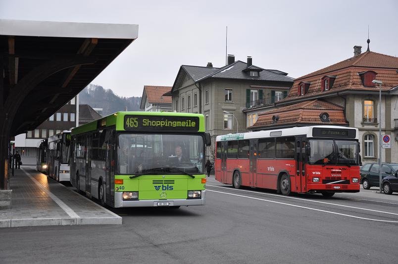 Busland AG, Burgdorf Nrn. 40/BE 593 Mercedes und 24/BE 352'903 Volvo am 14. Dezember 2009 beim Bahnhof Burgdorf.