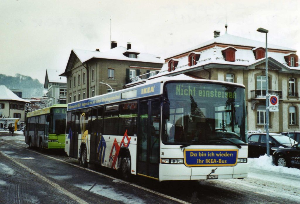 Busland, Koppigen Nr. 31/BE 567'511 Volvo/Hess (ex AAGK Koppigen Nr. 11) am 21. Dezember 2009 Burgdorf, Bahnhof (mit Vollwerbung fr  IKEA )