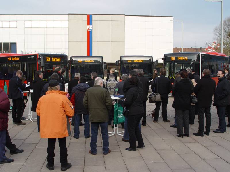 Busprsentation Homburg, Christian-Weber-Platz 22.1.11. Hier Ansprache der Ministerien vor den LionsCity  501, 505, 506 und 504 (identische Liniennummer als Gag!).