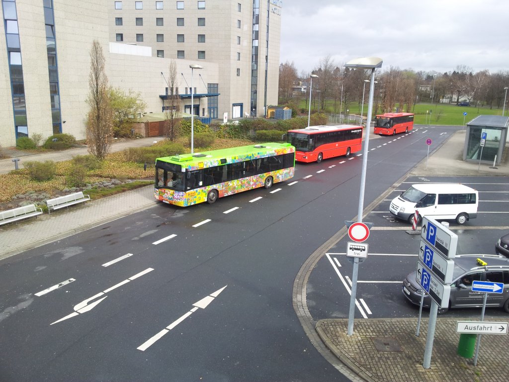 Busse am Flughafen Hannover, unter ein Solaris der stra, am 31.03.2012.