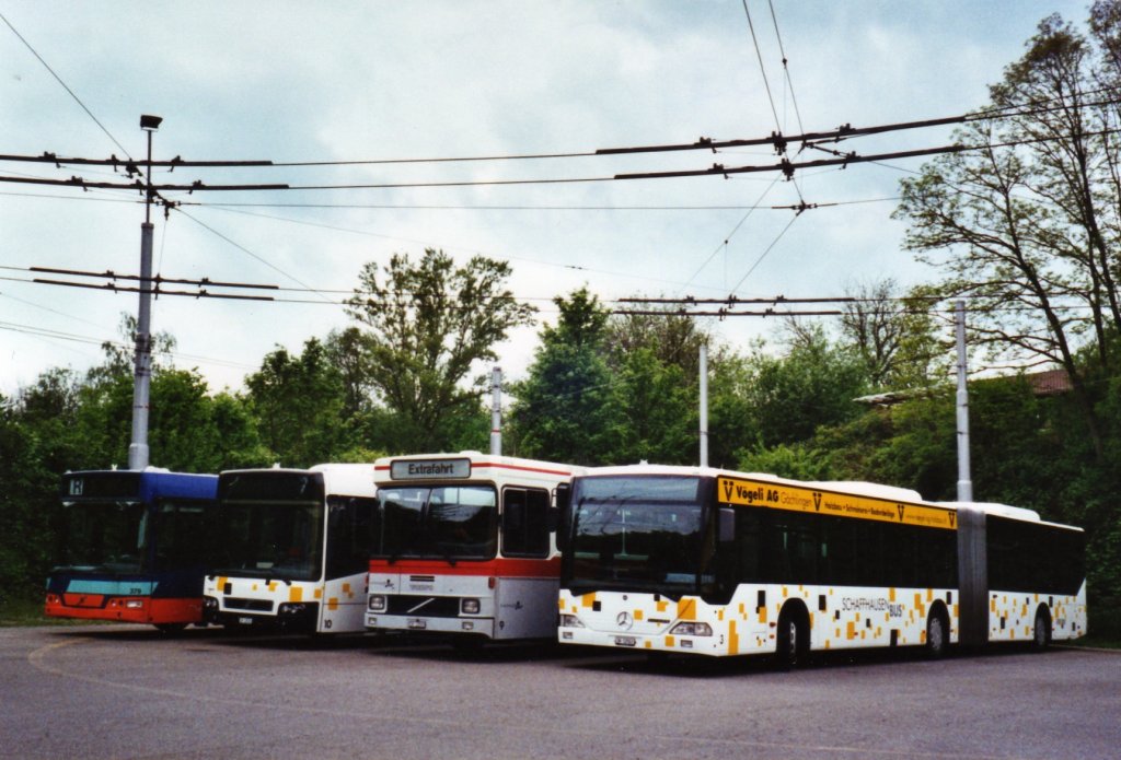 Bustag 2010 in Schaffhausen: Busparade beim Busdepot - TPG Geneve Nr. 379 Volvo; SB Schaffhausen Nr. 10/SH 12'510 Volvo (ex VBSH Schaffhausen Nr. 30 (Vorfhrfahrzeug); SB Schaffhausen Nr. 9/SH 12'509 Volvo/Hess (ex ASS Schleitheim Nr. 9); SB Schaffhausen Nr. 3/SH 12'503 Mercedes Citaro am 16. Mai 2010 Schaffhausen, Busdepot