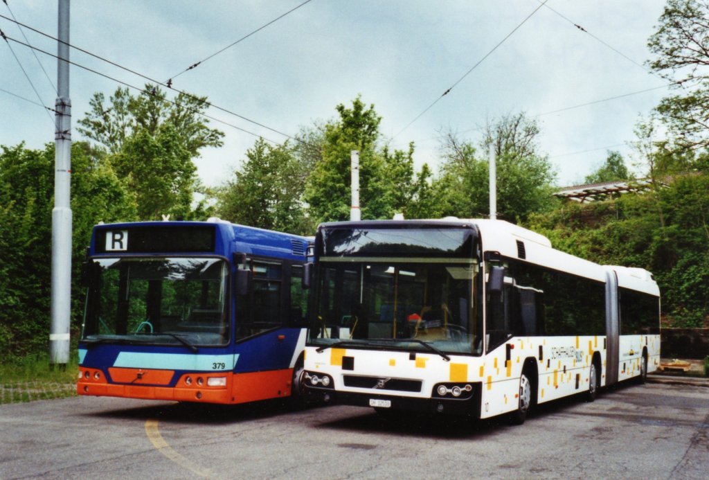 Bustag 2010 in Schaffhausen: TPG Genve Nr. 379 Volvo und SB Schaffhausen Nr. 10/SH 12'510 Volvo (ex VBSH Schaffhausen [Vorfhrfahrzeug]) am 16. Mai 2010 Schaffhausen, Busdepot 