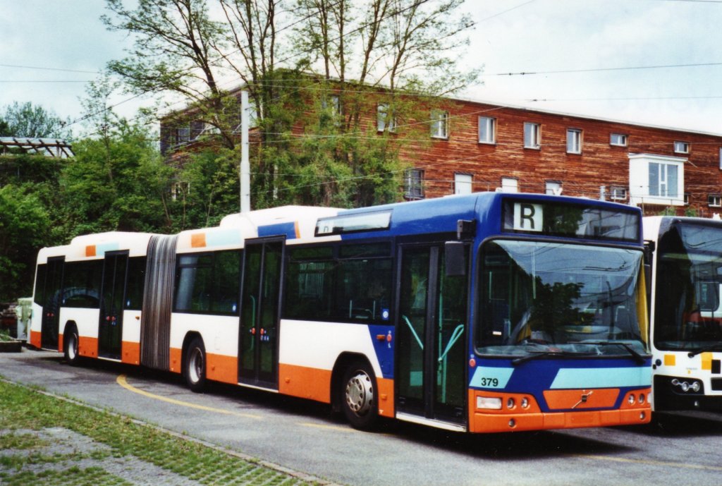 Bustag in Schaffhausen: TPG Genve Nr. 379 Volvo am 16. Mai 2010 Schaffhausen, Busdepot (dieser Wagen wartet hier in Schaffhausen auf sein weiteres Schicksal!)