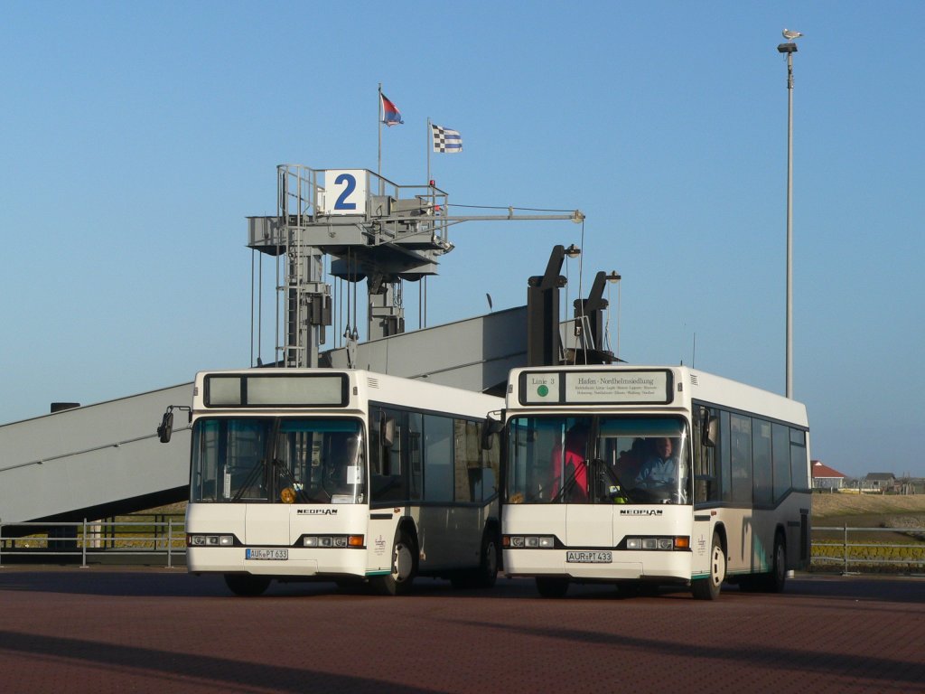 Busverkehr auf Norderney - AUR-PT 633 und 433 warten am Fhrhafen auf Fahrgste.