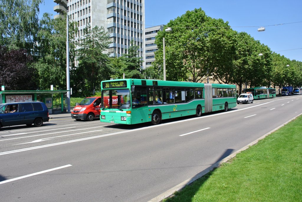 BVB MB 405GN Nr. 734 auf der Linie 30 an der Endhaltestelle Basel Badischer Bahnhof, 24.07.2012. 

