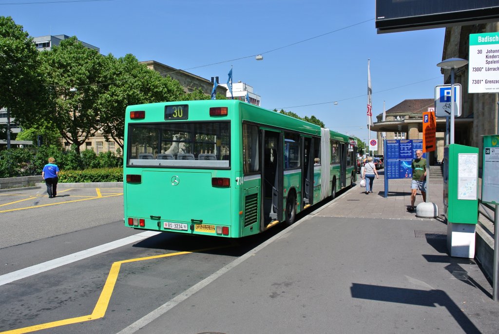 BVB MB 405GN Nr. 734 auf der Linie 30 an der Endhaltestelle Basel Badischer Bahnhof, 24.07.2012. 

