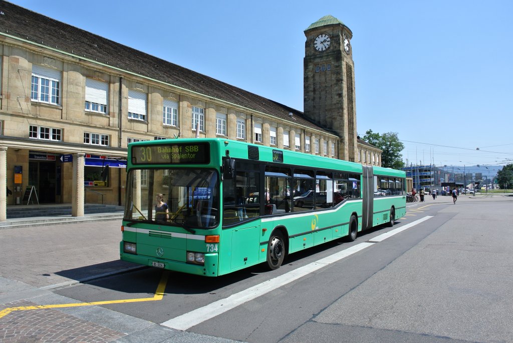 BVB MB 405GN Nr. 734 auf der Linie 30 an der Endhaltestelle Basel Badischer Bahnhof, 24.07.2012.

