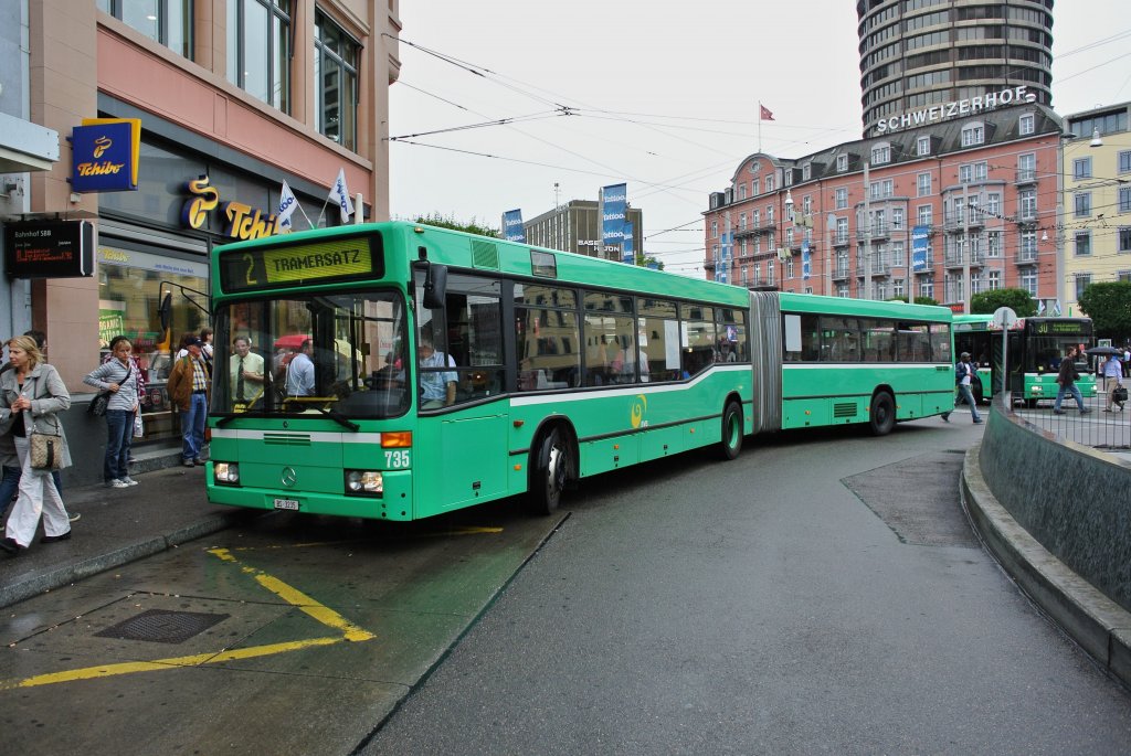 BVB MB 405GN Nr. 735 als Tramersatz fr die Linie 2, infolge Verkehrsunfall, beim Bahnhof Basel SBB, 20.07.2012.

