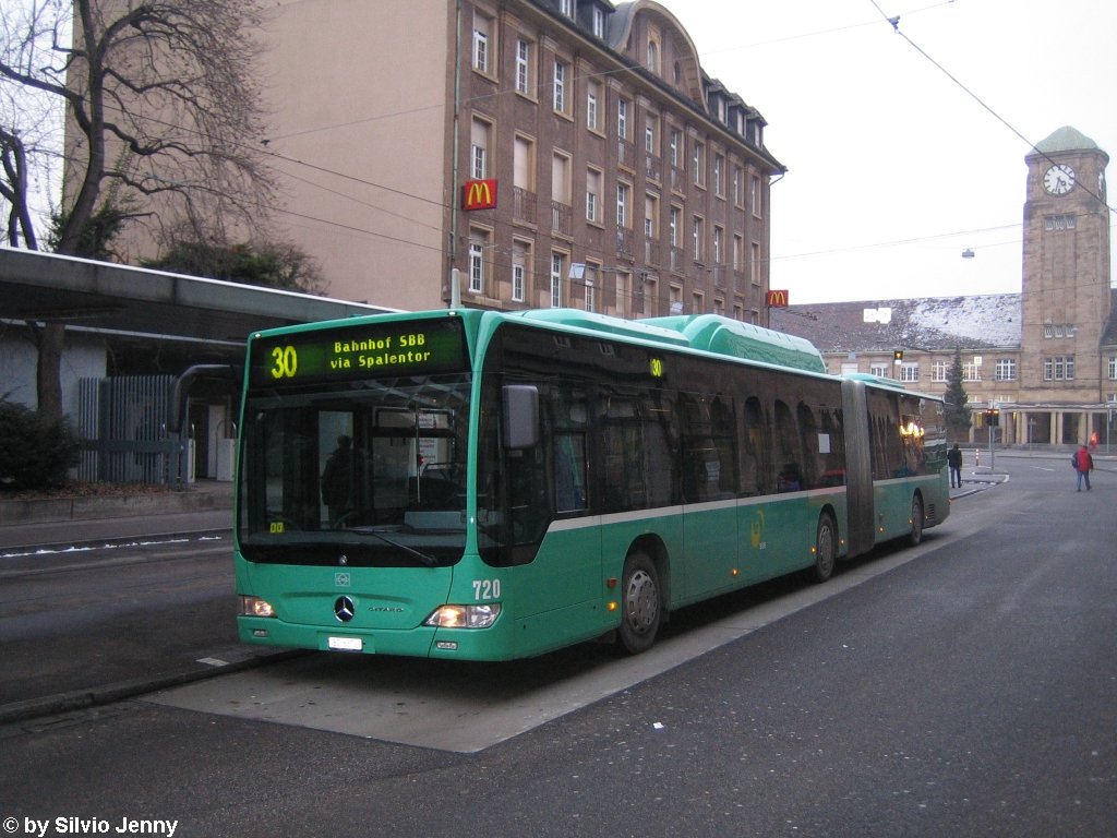 BVB Nr. 720 (Mercedes CitaroII O530G CNG) macht am 7.1.10 beim Badischen Bahnhof vor dem Laden mit dem grossen ''M''