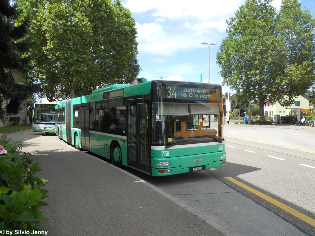 BVB Nr. 755 (MAN A23) am 30.7.2012 in Riehen, Habermatten. Bis 2008 endigte hier die letzte Trolleybuslinie der BVB. Noch heute errinnern die massiven Masten fr die Strassenbeleuchtung an die Basler Trolleybus-ra, die an der Urne ein jhes Ende nahm.