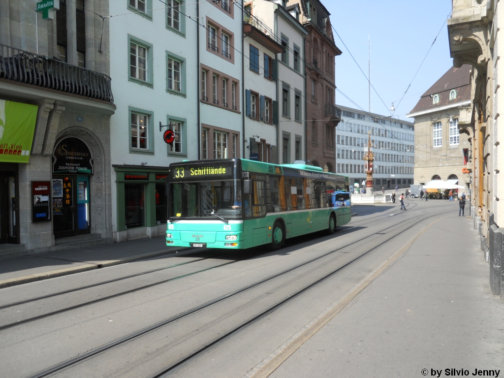BVB Nr. 825 (MAN A21) am 21.4.2010 bei der Schifflände