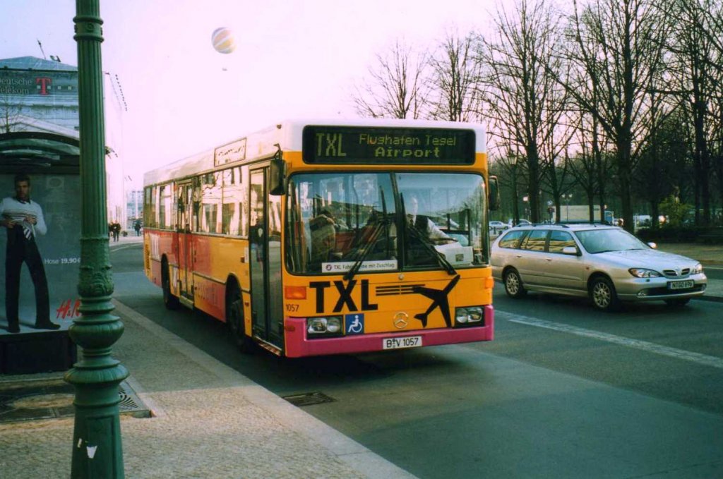 BVG 1057, ein Mercedes O405 N , aufgenommen im April 2002 am Brandenburger Tor in Berlin.