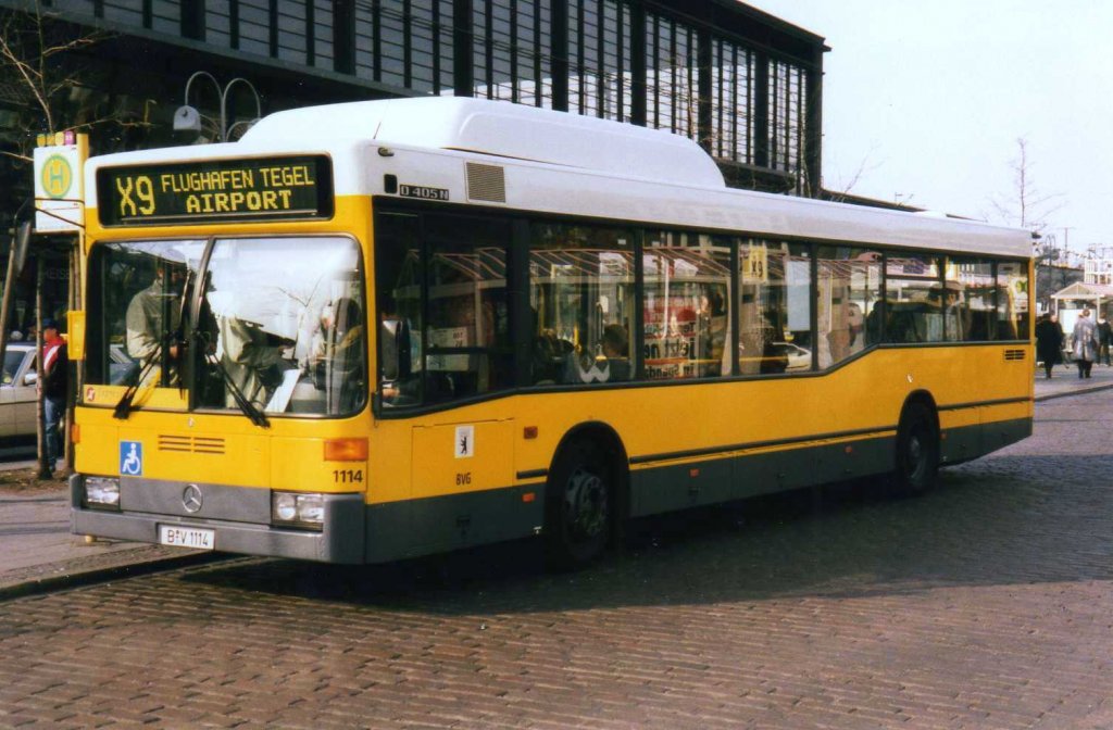 BVG 1114, ein Mercedes O405 N CNG, aufgenommen im April 2002 in Berlin am Bahnhof Zoo.