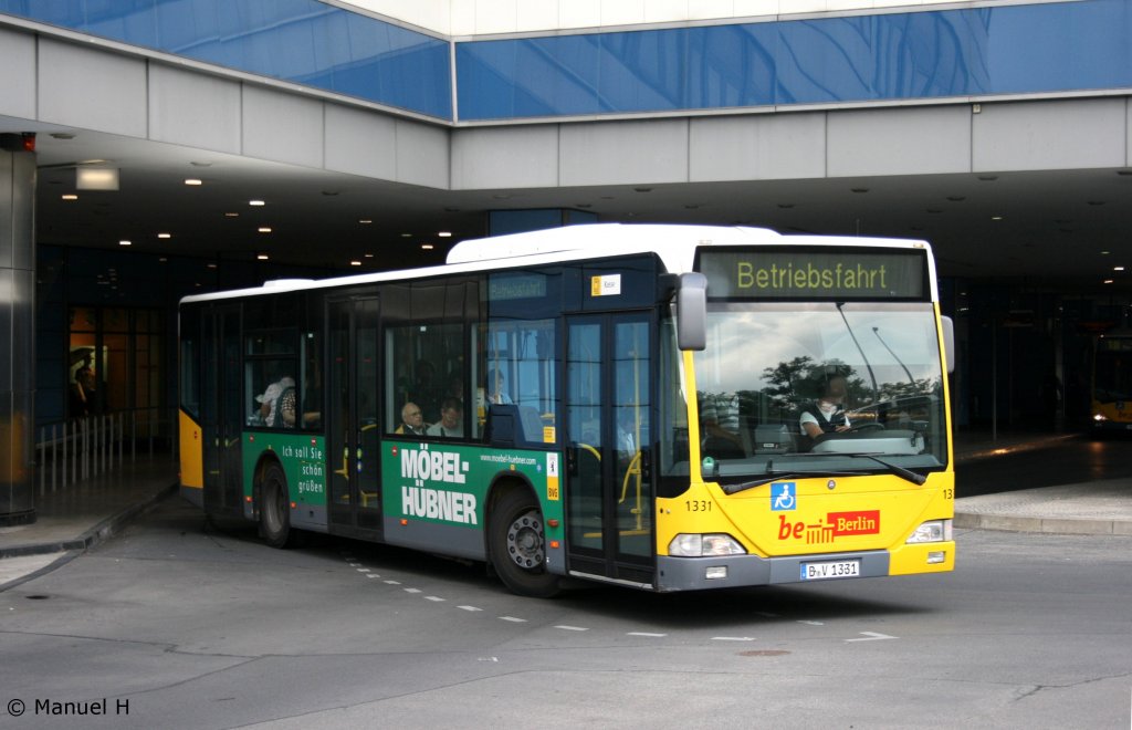 BVG 1331 (B V 1331) am 9.8.2010 am Bahnhof Steglitz.
Der Bus wirbt fr Mbel Hbner.