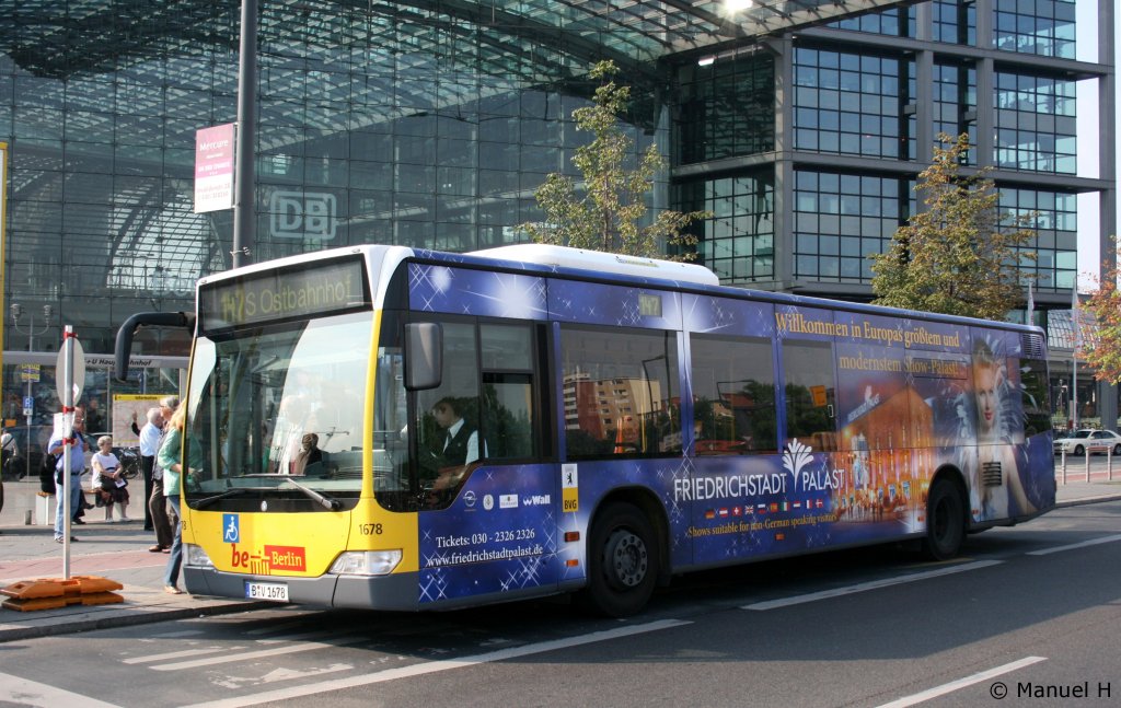 BVG 1678 (B V 1678) am HBF Berlin, 9.8.2010.
Der Bus wirbt fr den Friedrichstadt Palast.
