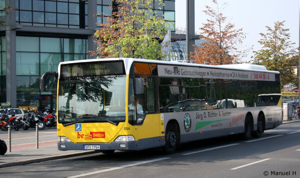 BVG 1704 (B V 1704) wirbt fr Skoda.
Berlin HBF, 9.8.2010.