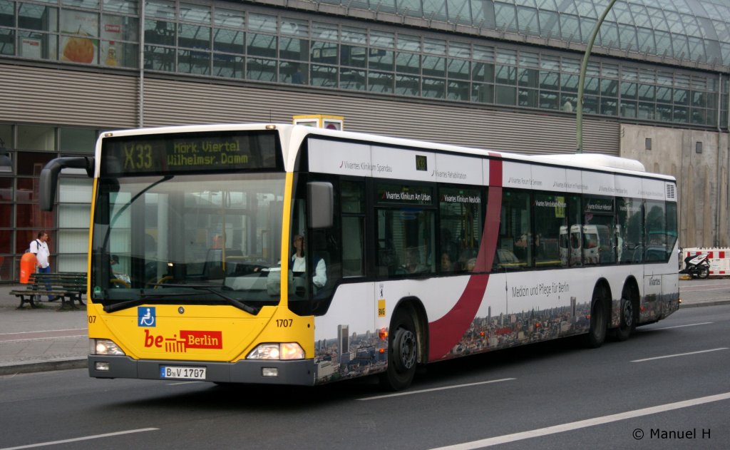 BVG 1707 (B V 1707) macht Werbung fr das Vivantes Klinikum Spandau.
Berlin Spandau Bahnhof, 9.8.2010.