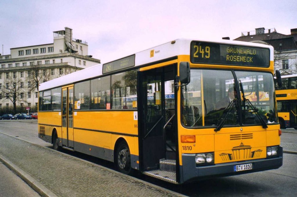 BVG 1810, ein Mercedes O405, aufgenommen im April 2002 auf dem Abstellplatz Hertzallee in Berlin.