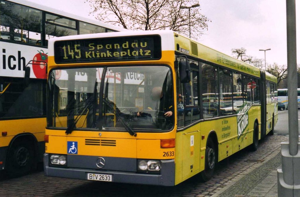 BVG 2633, ein Mercedes O405 GN, aufgenommen im April 2002 am Bahnhof Zoo in Berlin.