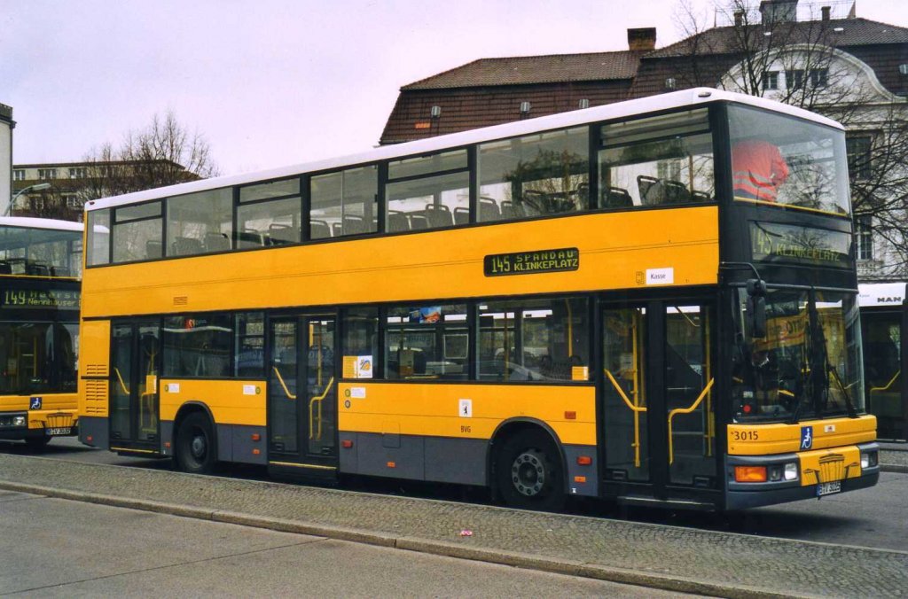 BVG 3015, ein MAN ND202, aufgenommen im April 2002 auf dem Abstellplatz Hertzallee in Berlin.