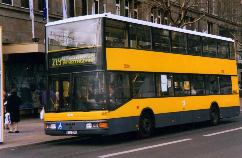 BVG 3061, ein MAN ND202, aufgenommen im Mrz 1997 in Berlin am Wittenbergplatz.