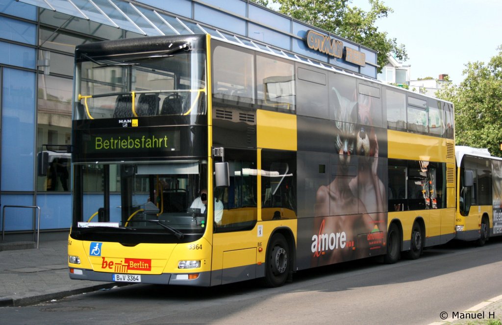 BVG 3364 (B V 3364) steht am 9.8.2010 am Bahnhof Berlin Steglitz.
Der Bus wirbt fr Amore.