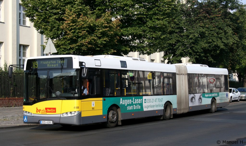 BVG 4188 (B V 4188) macht Werbung fr Augenlaser-Berlin.
Berlin Zoo Bahnhof, 9.8.2010.