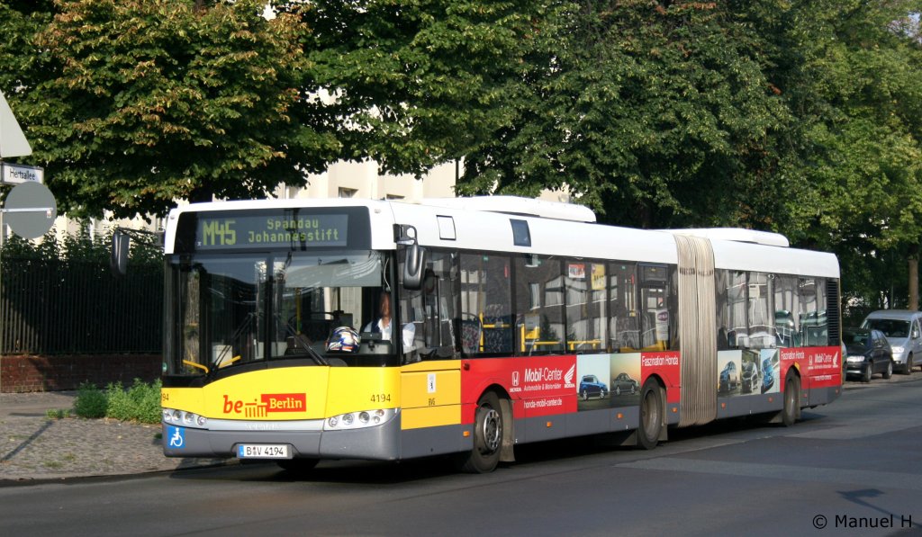 BVG 4194 (B V 4194) macht Werbung fr das Honda Mobil Center.
Berlin Zoo Bahnhof, 9.8.2010.