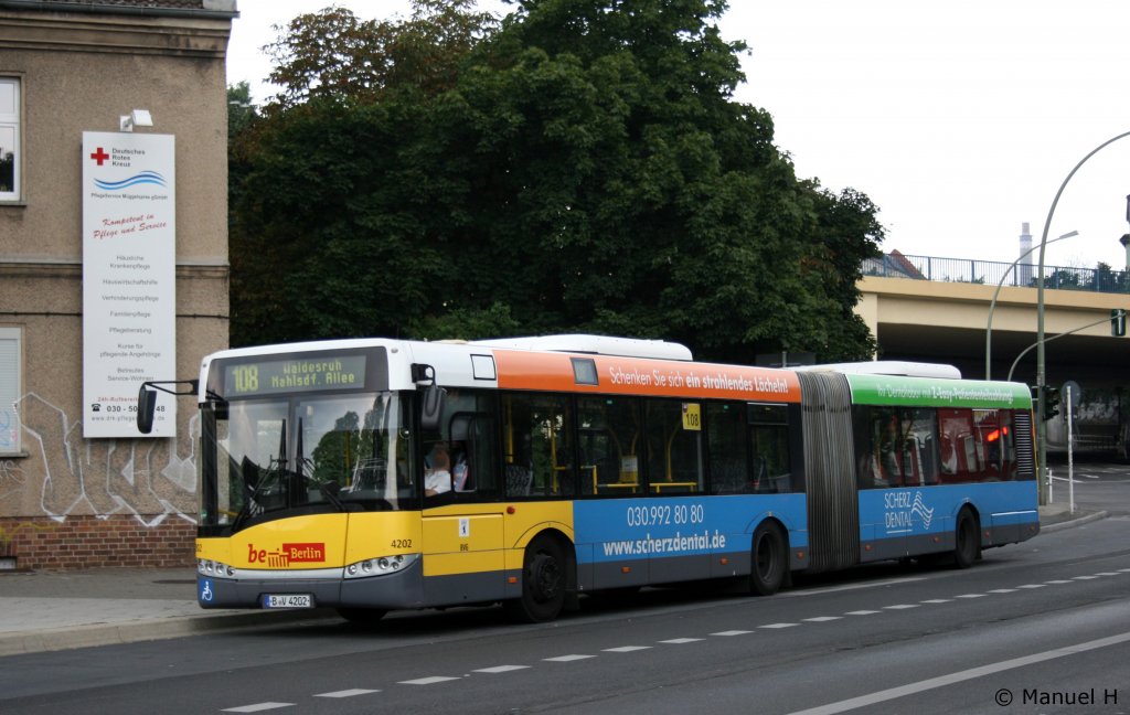 BVG 4202 (B V 4202) steht am 9.8.2010 vor dem Bahnhof Berlin Lichtenberg.
Der Bus wirbt fr Scherzdental.