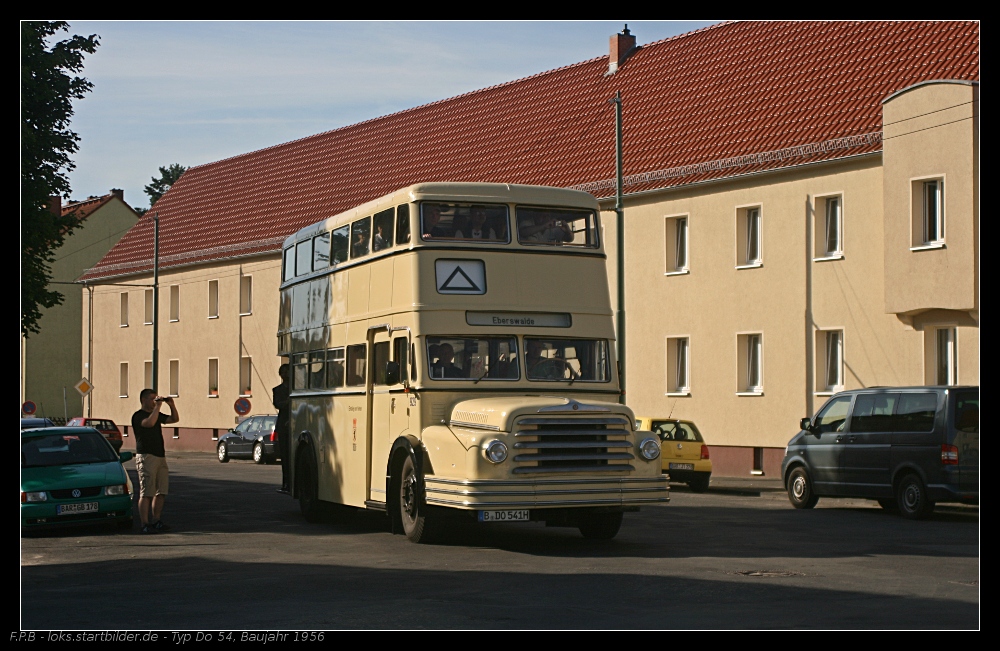 BVG 929 kam als Gast zum Tag der offenen Tr der Barnimer Busgesellschaft nach Eberswalde. Geliefert wurde der Wagen 1956 an die BVG-Ost. Der Bus fuhr bis 1970 im Plandienst (B DO 541H, Typ Do 54 der Waggonbau Bautzen, gesehen Eberswalde 21.08.2010)
