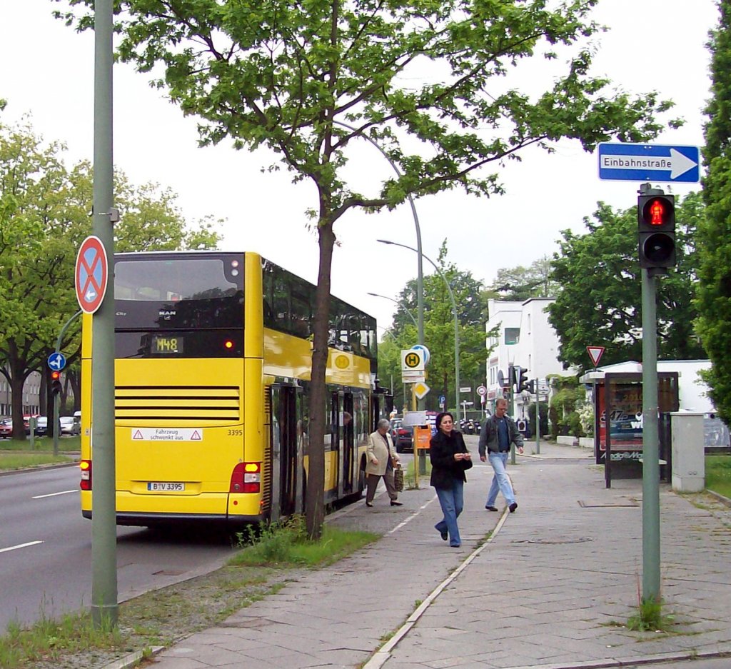 BVG, Linie M48, Bus Nr. 3395, Haltestelle Lichterfelde, Asternplatz (20.05.2010) 