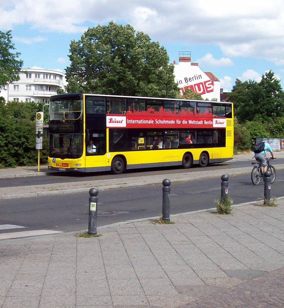 BVG, Linie X76, Bus Nr. 3236 Haltestelle S-Bahnhof Feuerbachstraße, Richtung W.-Schreiber-Platz (29.07.2010)