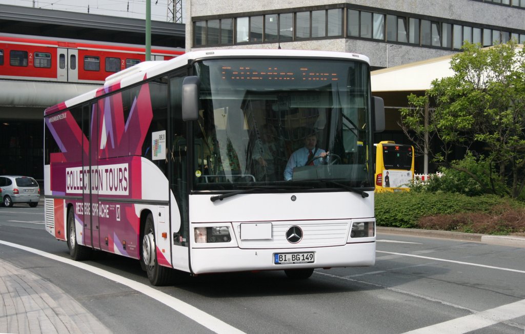 BVO (BI BG 149) ist im Ruhrgebiet fr die Ruhr2010 unterwegs.
Der Bus fhrt fr Collection Tours Touristen zu den 20 Ruhr Kunst Museen.
Aufgenommen am HBF Essen, 27.5.2010.