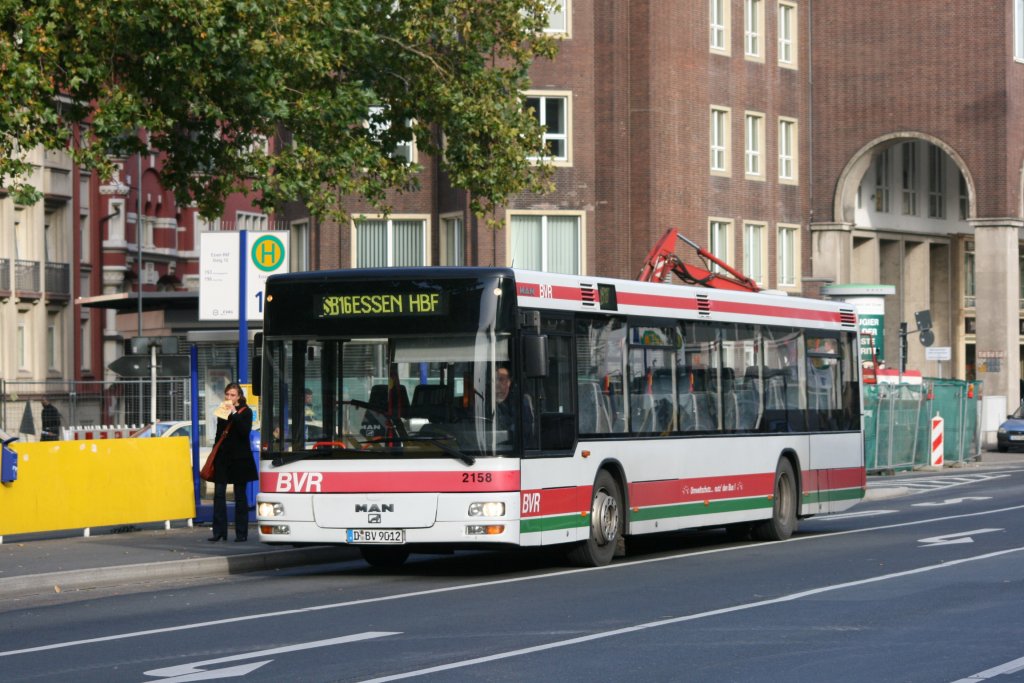 BVR 2158 (D BV 9012) mit dem SB16 am HBF Essen.
28.10.2009