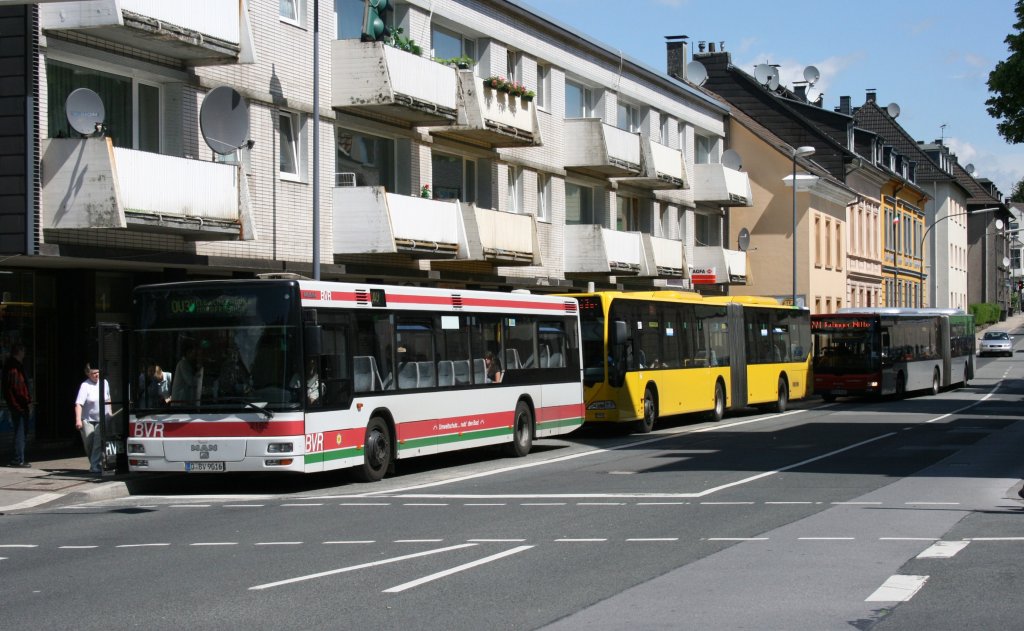 BVR 2162 (D BV 9016) zusammen mit Busse von der EVAG und der Rheinbahn.
Velbert, 11.6.2010.