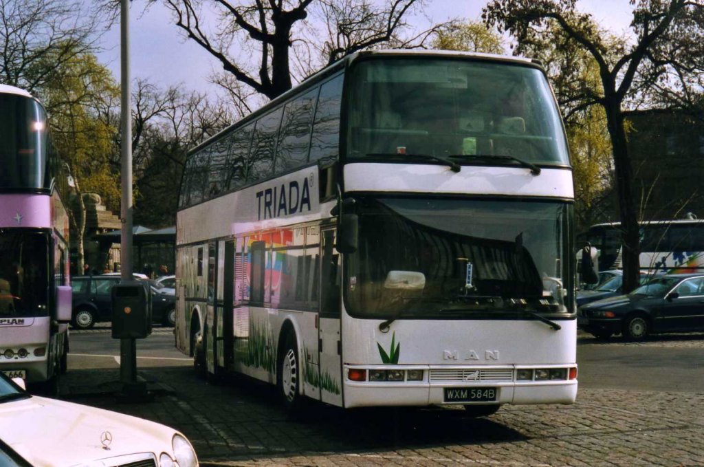 Caetano Doppelstockbus im April 2002 am Bahnhof Zoo in Berlin.