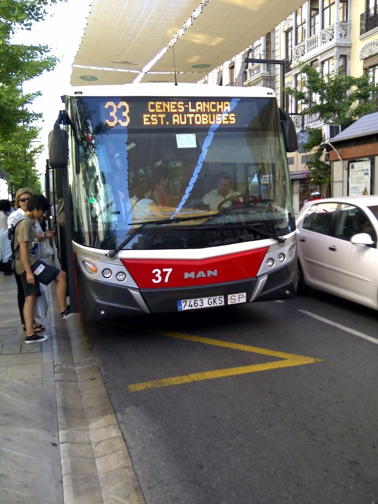 Castrosua CS40 Magnus II (MAN A69), Transportes Rober, Wagen 37, bedient die Haltestelle Rathaus in der Reyes Catolicos Strasse in Granada in 2011.