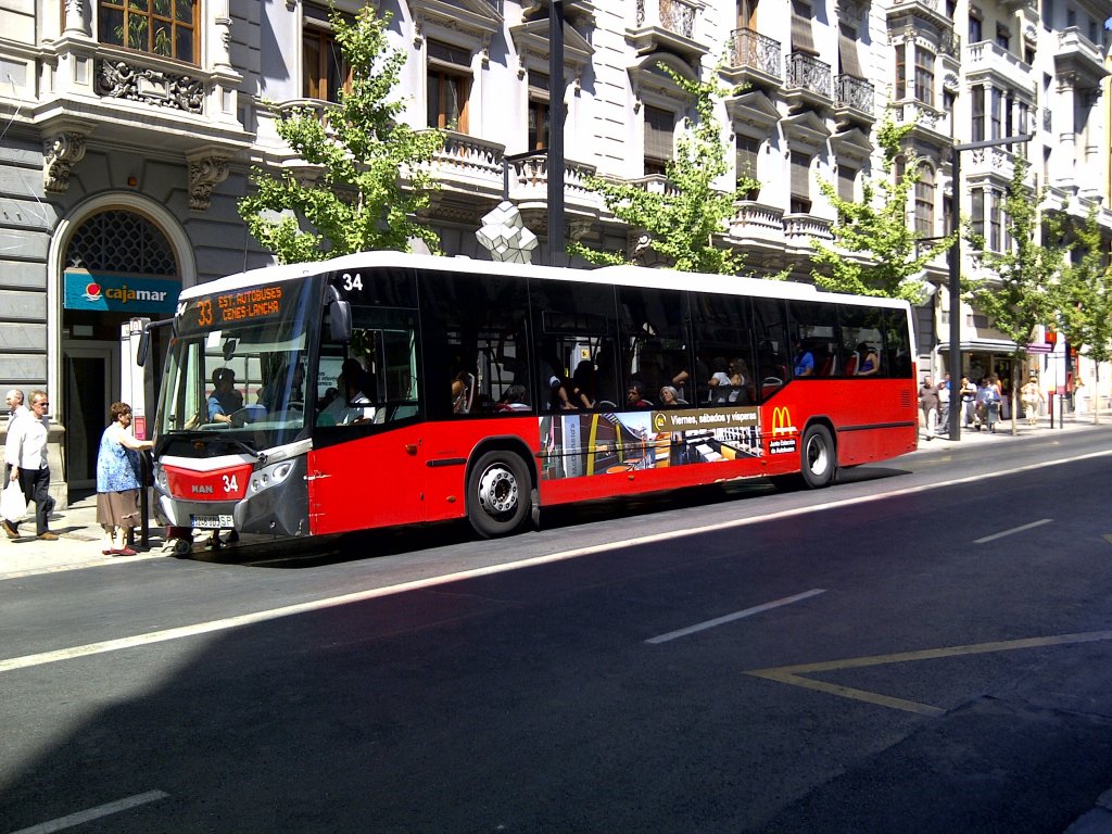 Castrosua CS40 Magnus II (MAN A69), Transportes Rober, Wagen 34, bedient die Haltestelle Catedral in der Gran Via de Col�n in Granada im Sommer 2011.