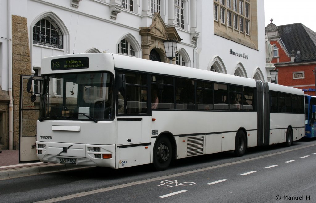 CeBus (CE DP 864).
Dieser alte Volvo B10M ist ein Exot auf Deutschen Strassen.
Celle, Schloplatz, 16.8.2010.