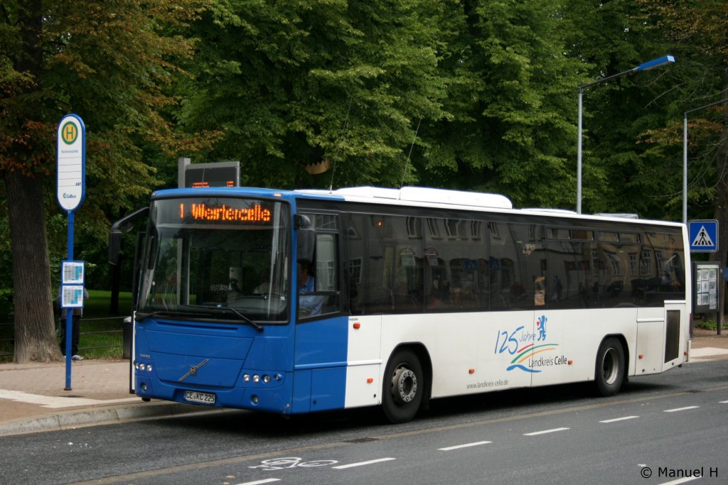 CeBus (CE KC 225) aufgenommen am Schloplatz in Celle.
Der Bus wirbt fr 125 Jahre Landkreis Celle.
16.8.2010