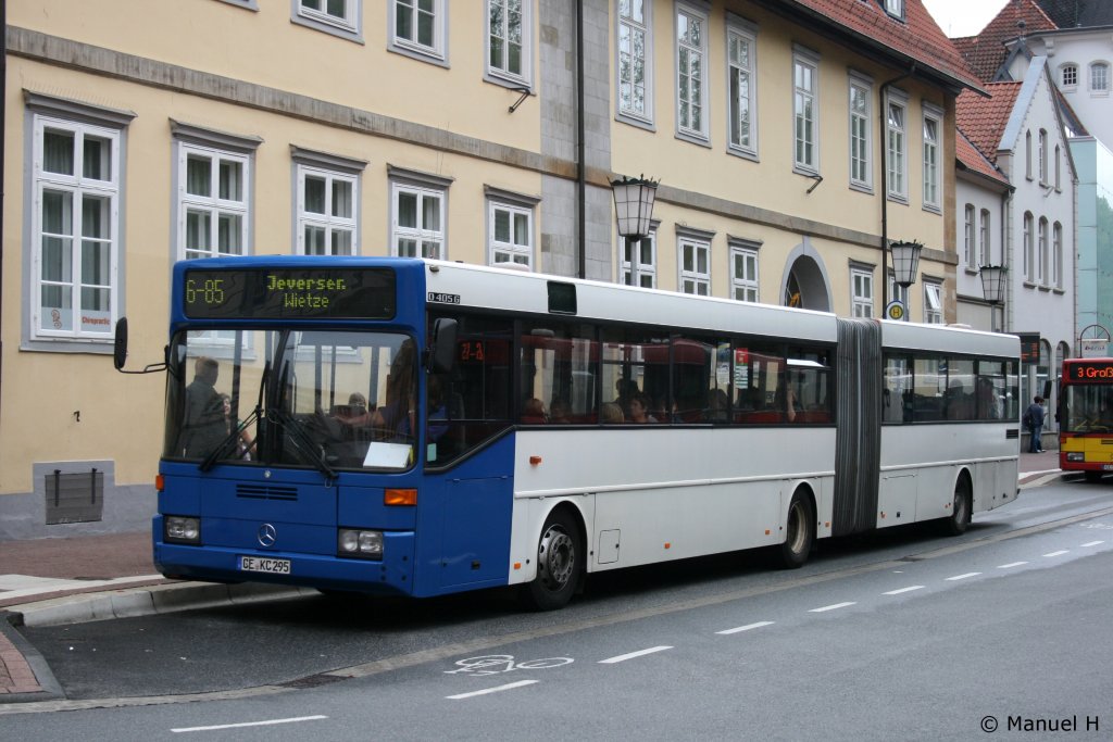 CeBus (CE KC 295) aufgenommen am Schloplatz, 16.8.2010.