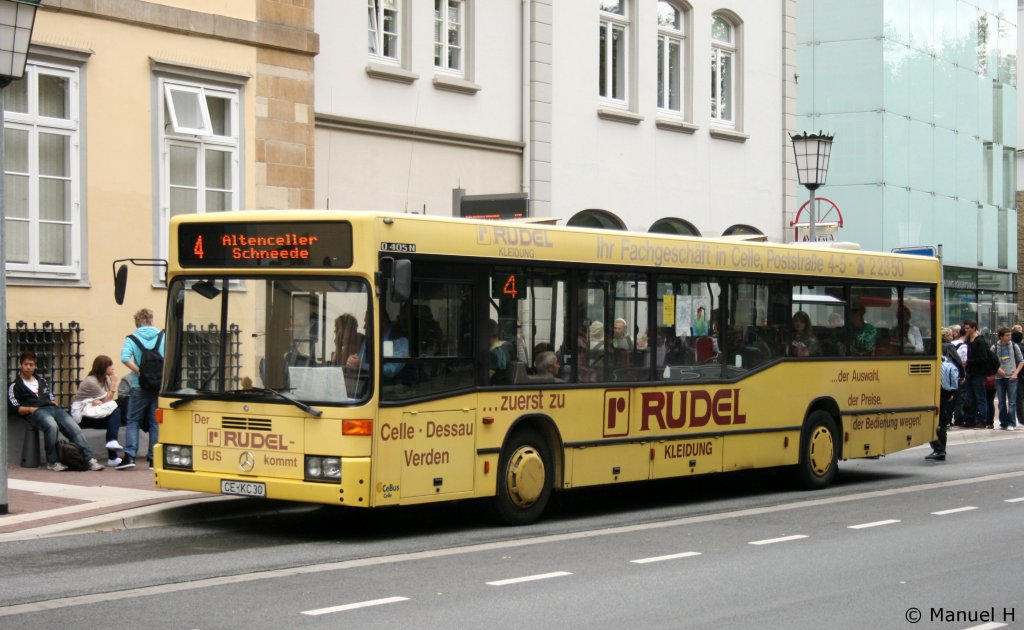 CeBus (CE KC 30) wirbt fr Rudel Kleidung.
Celle Schloplatz, 16.8.2010.