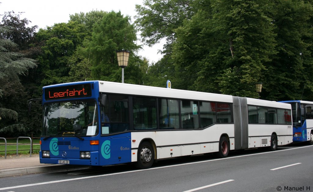 CeBus (CE KC 32) steht hier am Schloplatz in Celle und macht Pause.
16.8.2010.