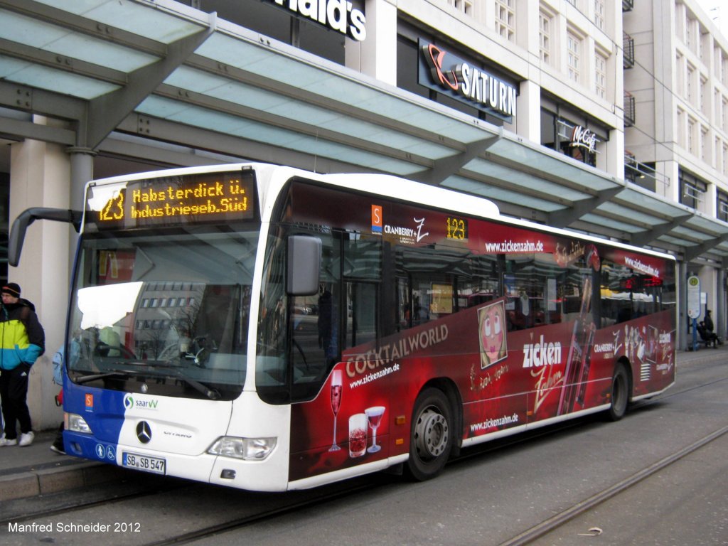 Citaro Bus mit neuer Werbung am Saarbrcker Hauptbahnhof. Die Aufnahme des Foto war im Mrz 2012.