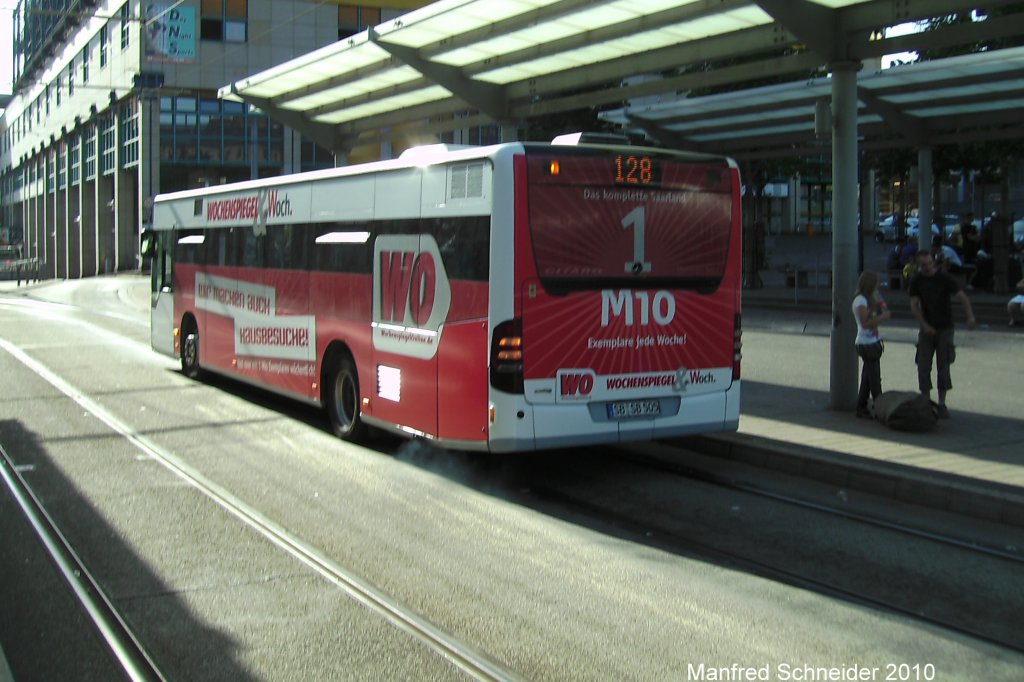 Citaro Bus mit neuer Wochenspiegel Werbung. Aufgenommen wurde das Foto am 16.07.2010 in Saarbrcken am Hauptbahnhof.