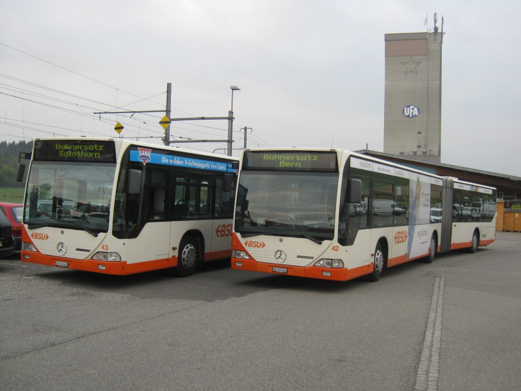 Citaro G Nr. 42 (rechts) und 43 (links) vom BSU in Lohn-Lterkofen. Diese Busse verkehren als Bahnersatz fr den RBS (Bern-Solothurn Bahn) zwischen Lohn und Btterkinden. Es sind jeweils 2 Gelenkbusse im Einsatz, zwei weitere werden zu den HVZ eingesetzt. Da die HVZ nun zu Ende ist, fahren die zwei Busse in krze ins Depot, um dann am Abend wieder die brigen Umlufe zu verstrken, 06.10.2011.

