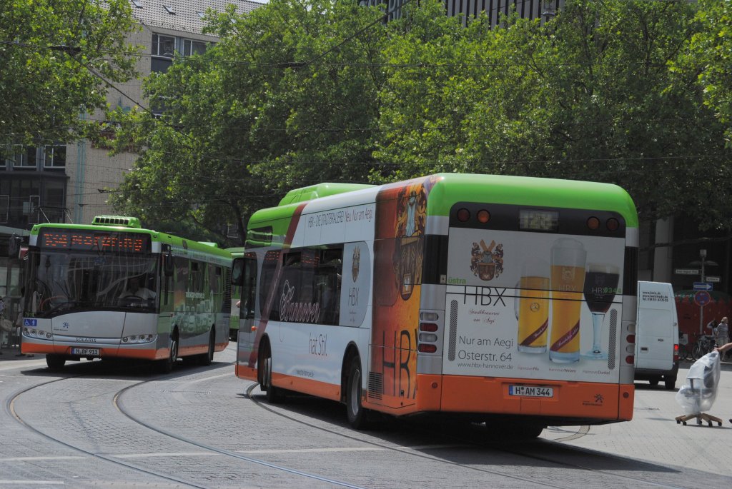 Citaro Irvine (Rechts) und Solaris (links) am Hannover HBF in Hannover am 30.06.10.