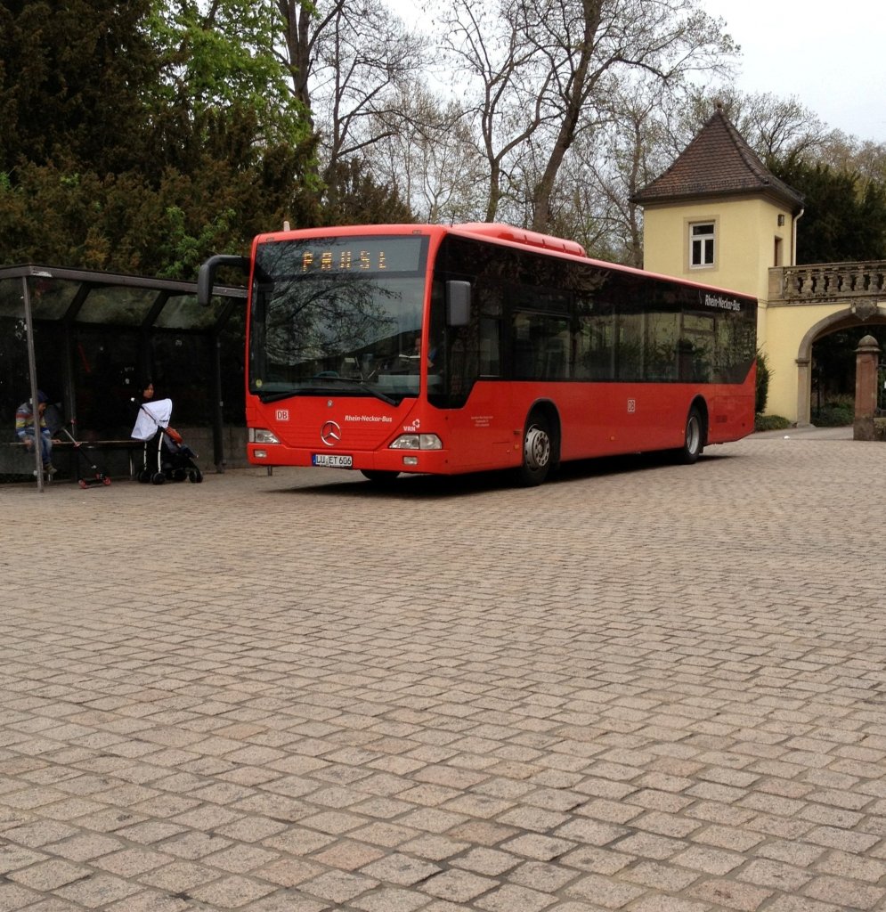 Citaro LU-ET 606 der Rhein-Neckar-Bus hat am 10.04.12 gerade Pause in Speyer, Domplatz, nachdem er um 17:21 Uhr als Linie 717 von Heidelberg angekommen ist, und wird um 18:14 Uhr zurück nach Heidelberg fahren.